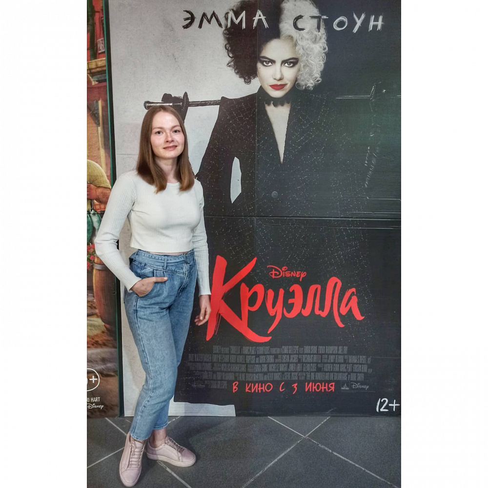 Актриса Центра Александра Кижаева озвучила героиню в фильме "Круэлла"